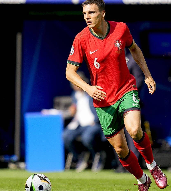 热刺主帅弗兰克谈帕利尼亚未来：短期满意与长期规划的战术权衡