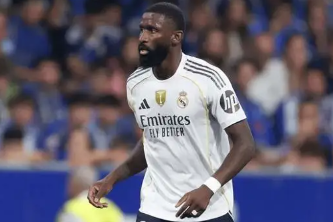 吕迪格圣诞返乡：以爱之名传递足球力量与人道关怀